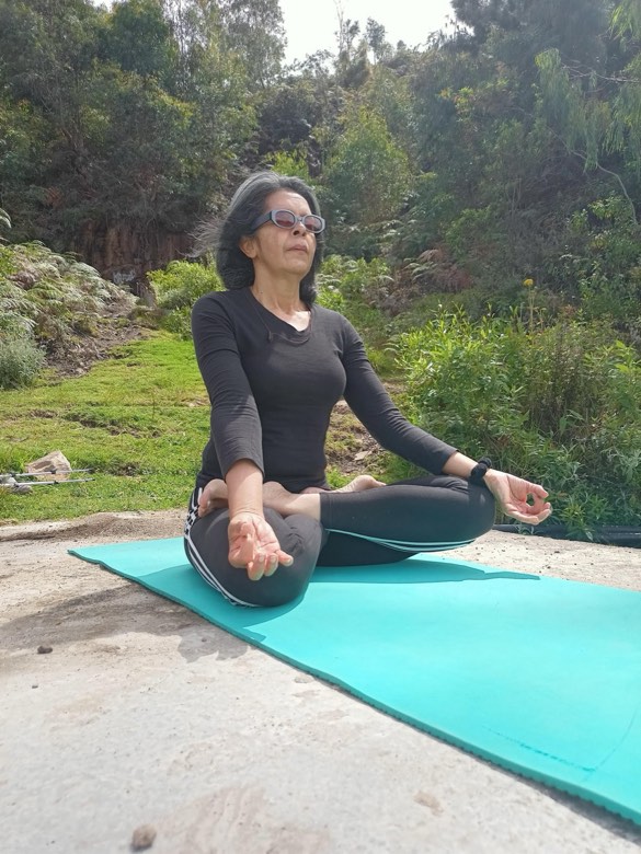 Lucía in meditazione seduta nel loto